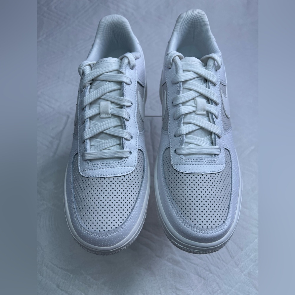 20: Nike Air Force 1 LV8 (GS) Size 7Y